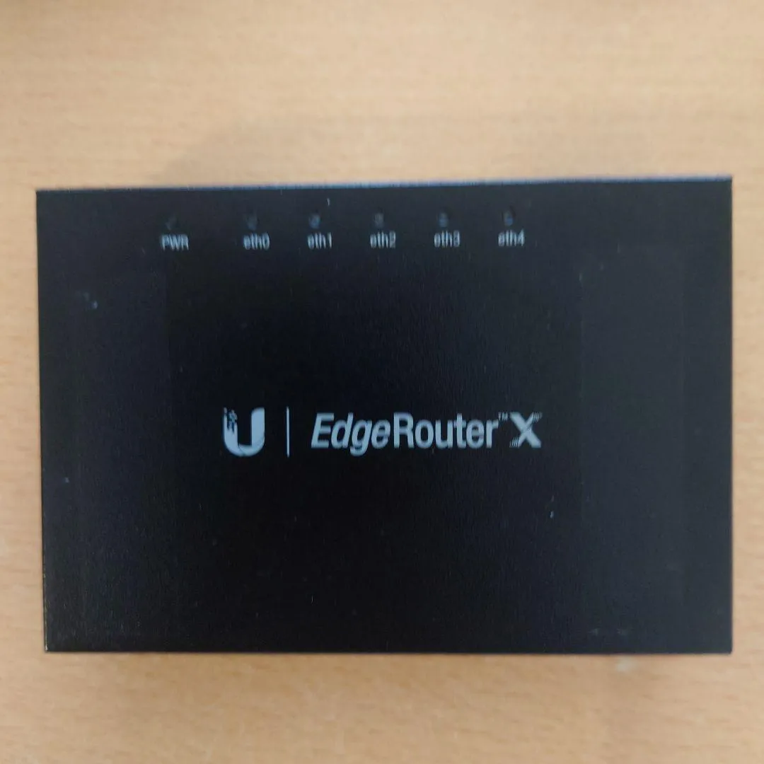 Bộ định tuyến mạng lan có dây edgerouter x er-x gigabit đã được khởi chạy và xác nhận hoạt động