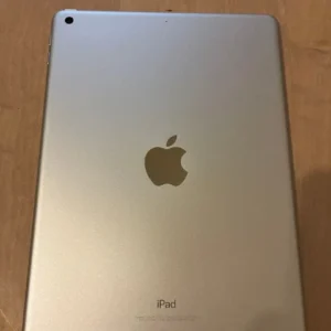 Apple ipad thế hệ thứ 6 thân màu bạc