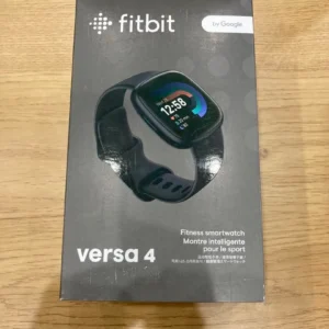 Bộ phận chính của đồng hồ thông minh màu đen fitbit versa 4 chỉ được cấp điện chưa sử dụng