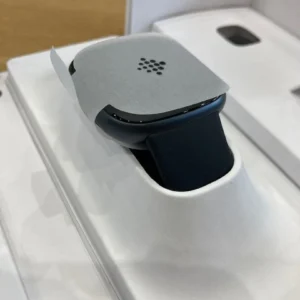 Bộ phận chính của đồng hồ thông minh màu đen fitbit versa 4 chỉ được cấp điện chưa sử dụng - Ảnh 9
