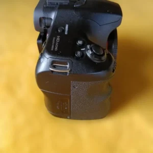 Bộ sạc pin thân máy sony α65