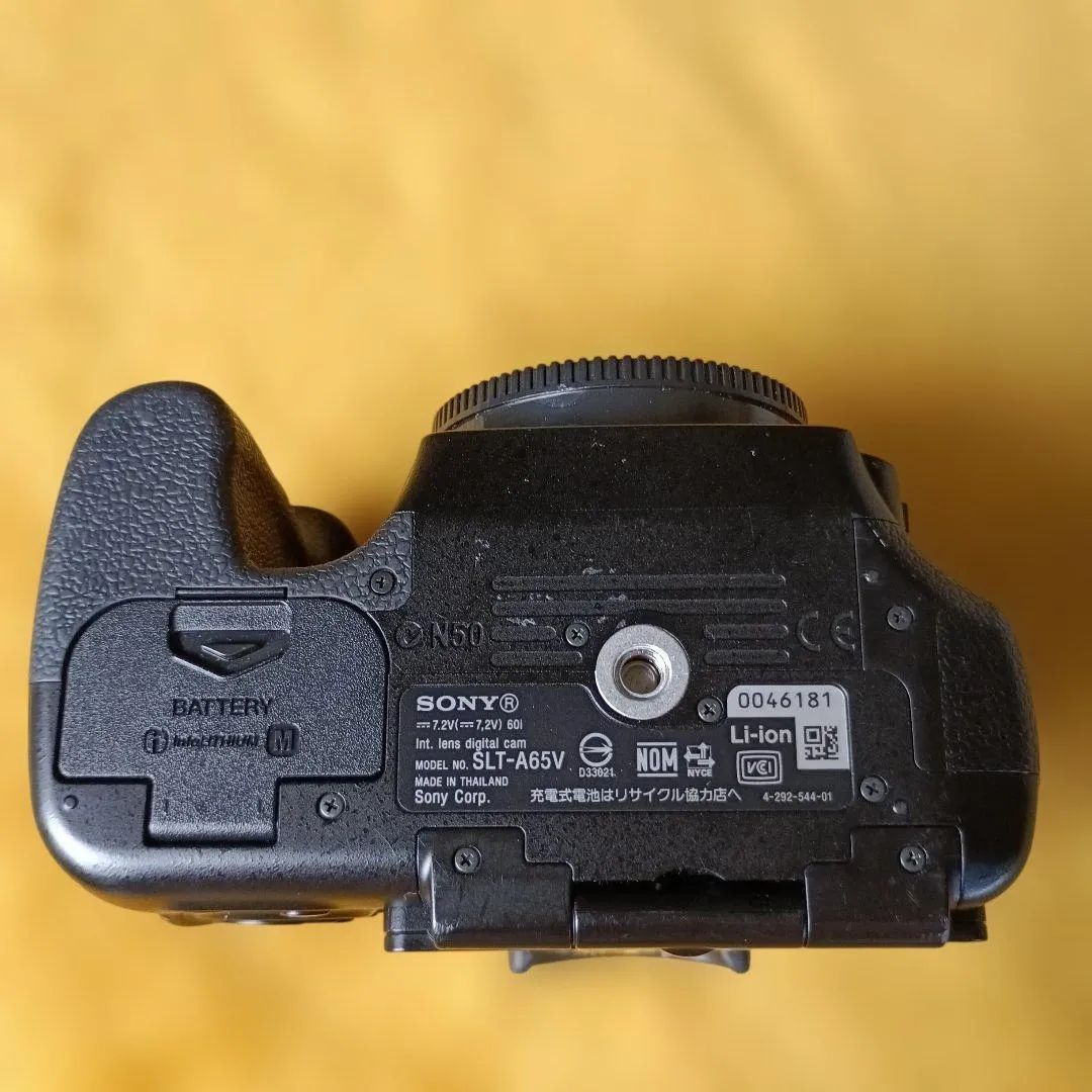 Bộ sạc pin thân máy sony α65 - Ảnh 2