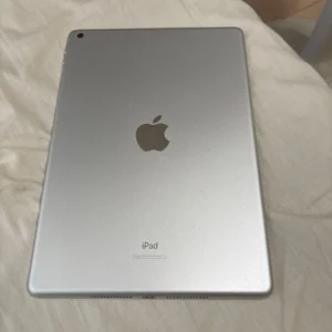 Thân máy chính apple ipad màu bạc mẫu wi-fi thế hệ thứ 7 32g - Ảnh 2