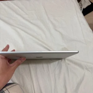 Thân máy chính apple ipad màu bạc mẫu wi-fi thế hệ thứ 7 32g - Ảnh 6