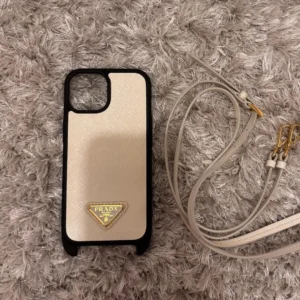Ốp lưng iphone 15 prada
