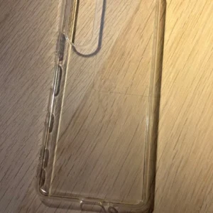 Thân máy sony xperia5iii với ốp lưng trong suốt - Ảnh 3